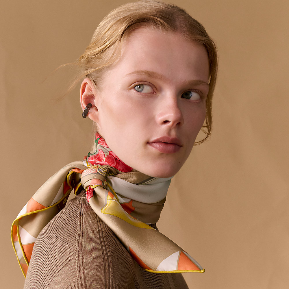 ちょっとユニーク【HERMES】 カレ90  L’Heure des Gants L'Heure des Gants scarf 90 | Hermès UAE